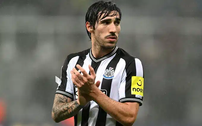 Tiền vệ của Newcastle đối mặt án phạt mới